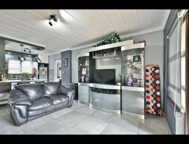 2 BEDROOM APARTMENT FOR SALE IN GLENVISTA